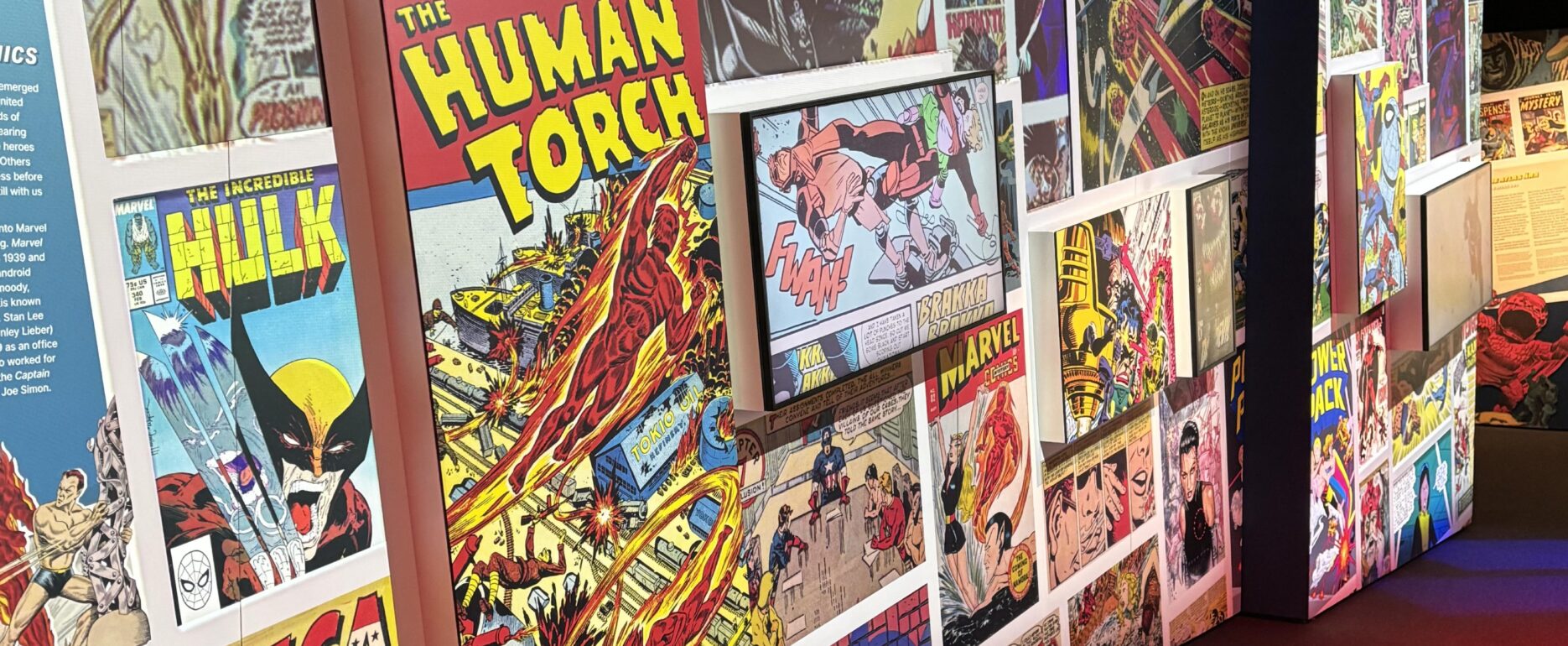 Wand voller Marvel Comics bei der Ausstellung Marvel: Die Ausstellung – Universe of Super Heroes im Odysseum in Köln