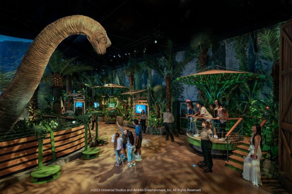 Personen bei der Ausstellung Jurassic World: The Exhibition im Odysseum in Köln
