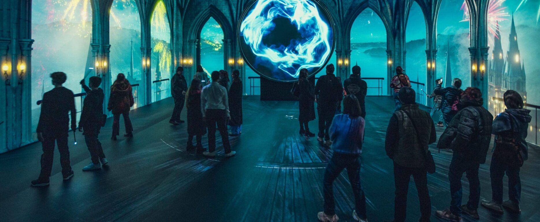 Menschen die im Denkarium von der Touring Exhibition Harry Potter: Visions of Magic stehen im Odysseum in Köln